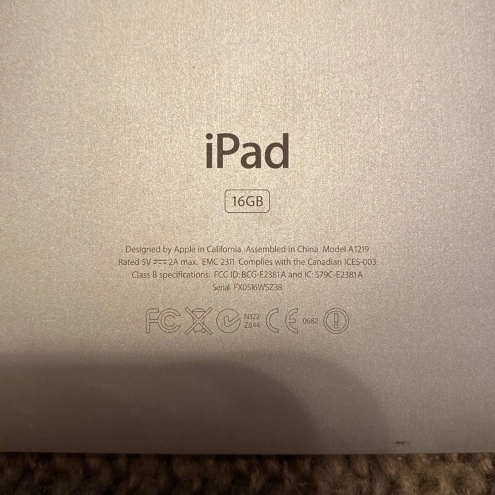 First generation IPad - Picture 3 of 4